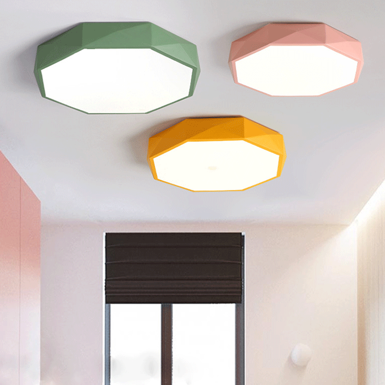 Trzy ośmiokątne lampy sufitowe w kolorze zielonym, różowym i żółtym, zamontowane na suficie w jasnym wnętrzu 1
