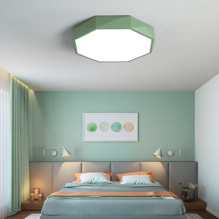 Zielona ośmiokątna lampa sufitowa nad łóżkiem w sypialni z miętowo-zieloną ścianą 20