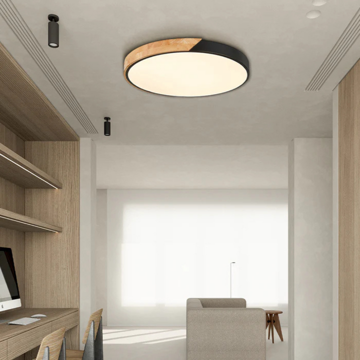 Czarna lampa sufitowa z drewnianym elementem w jasnym wnętrzu z drewnianą zabudową i biurkiem 7