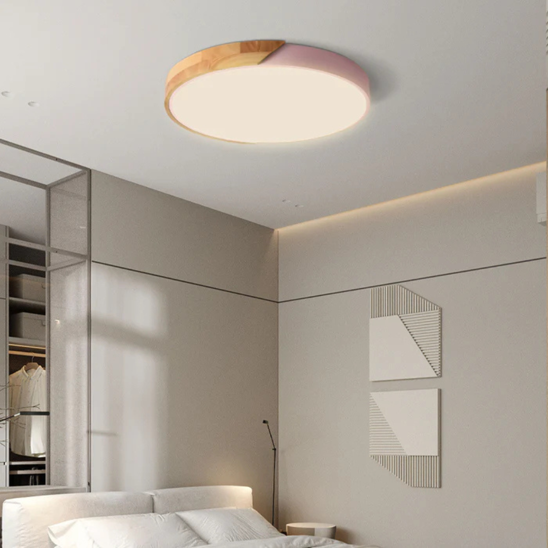Różowa lampa sufitowa z drewnianym elementem w jasnej sypialni z białą pościelą 5