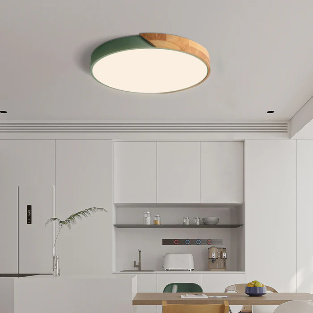 Zielona lampa sufitowa z drewnianym elementem zawieszona nad nowoczesną białą kuchnią 3