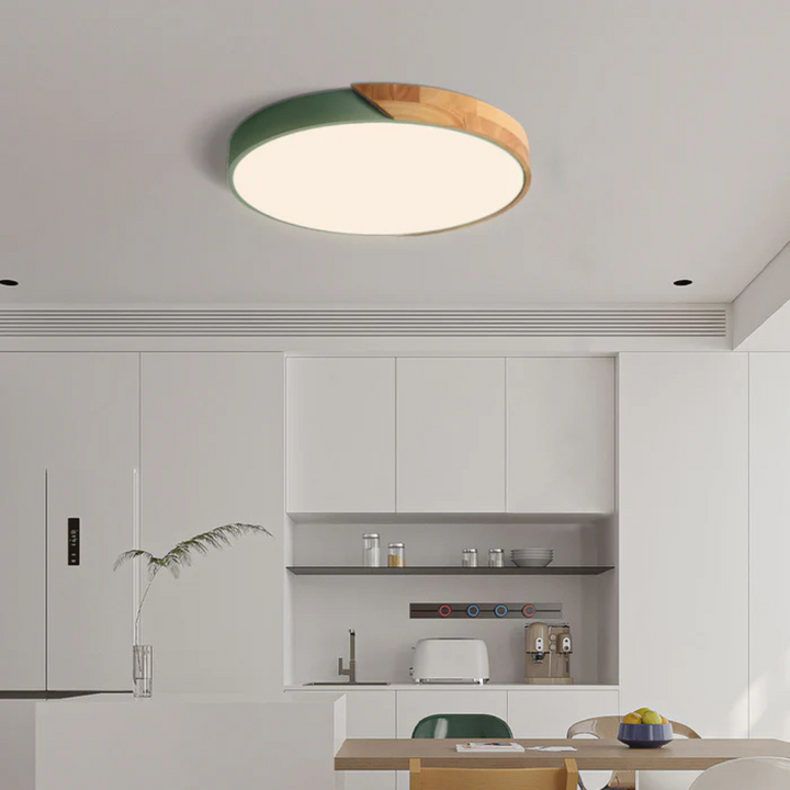 Zielona lampa sufitowa z drewnianym elementem zawieszona nad nowoczesną białą kuchnią 3