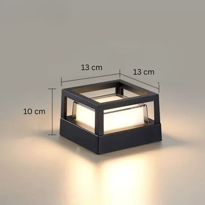 Kwadratowa lampa z otwartą ramą bez daszka, na zdjęciu opisane wymiary: 13 na 13 cm i 10 cm wysokości. 15