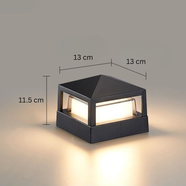 Kwadratowa lampa z piramidalnym daszkiem, na zdjęciu opisane wymiary: 13 na 13 cm i 11,5 cm wysokości. 16