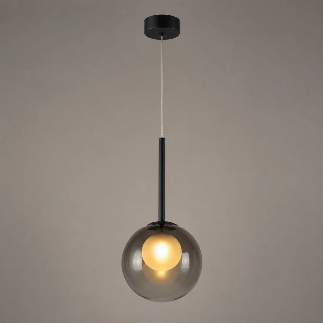 Dymnoszara lampa z czarnym drążkiem na szarym tle, włączona, z ciepłym światłem żarówki wewnątrz kuli 10