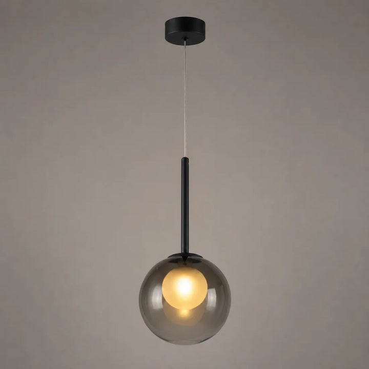Dymnoszara lampa z czarnym drążkiem na szarym tle, włączona, z ciepłym światłem żarówki wewnątrz kuli 10