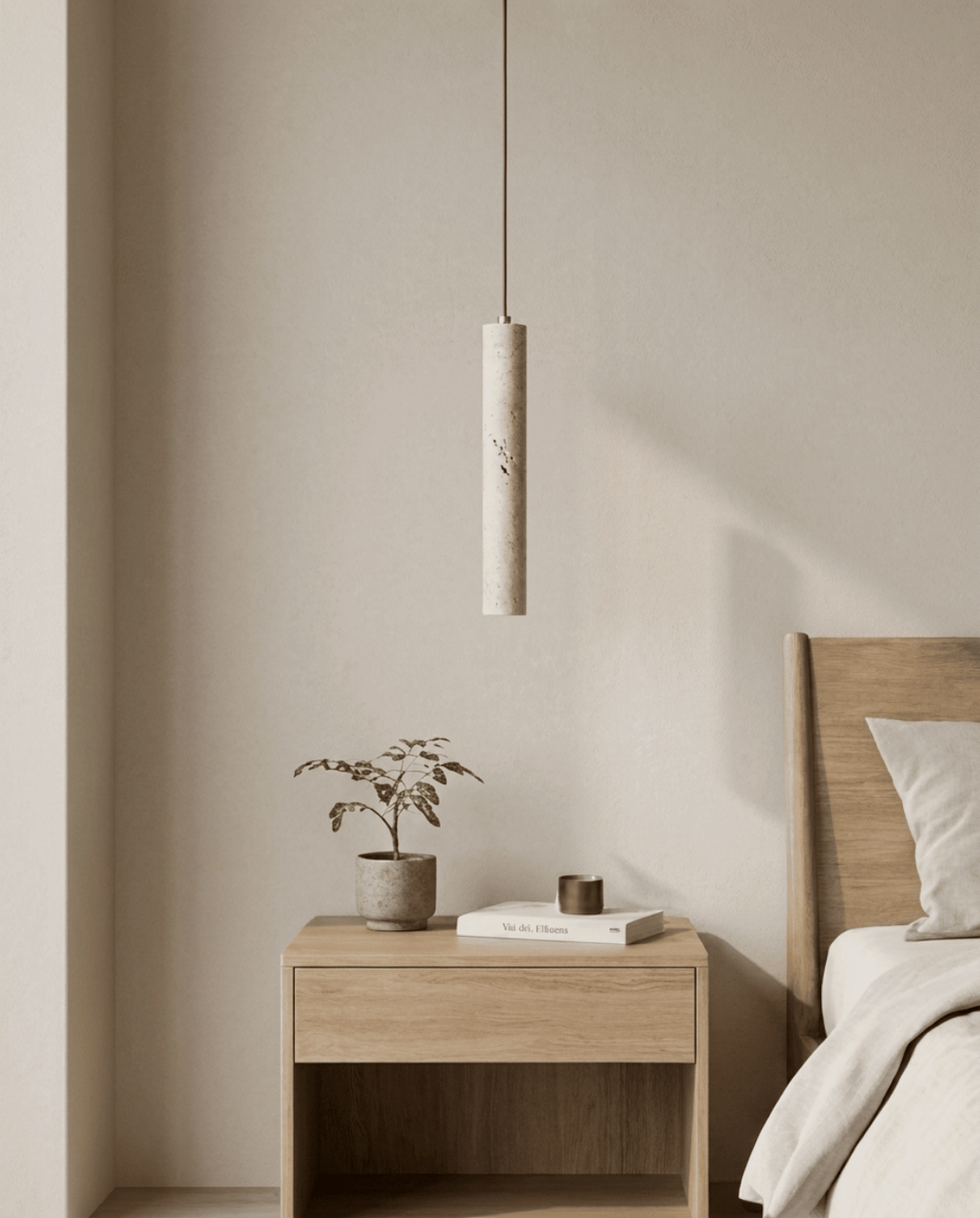 Cylindryczna lampa z trawertynu wisi nad drewnianą szafką nocną w jasnej sypialni, światło wyłączone 1