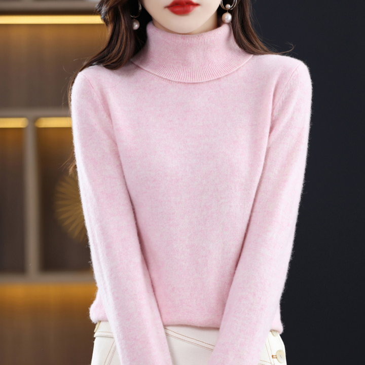 Bladoróżowy melanżowy sweter z golfem na modelce, noszony z kremową spódnicą z guzikami. 8