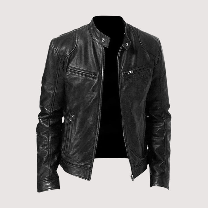 Czarna skórzana kurtka z przodu, rozpięta, ze stójką na napę i zamkami w kieszeniach 2