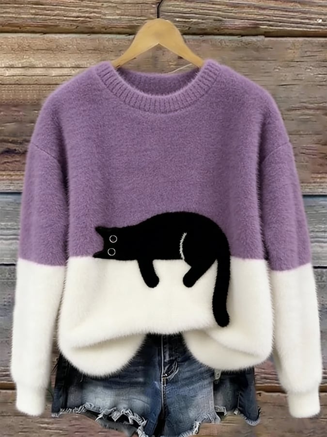 Puszysty sweter w kolorze fioletowym z białym dołem i czarnym kotem, na drewnianym wieszaku 10