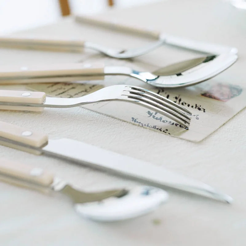 24-częściowy zestaw sztućców ze stali nierdzewnej z grawerowanym wzorem - BistroLine-Czarny-Trend Polska