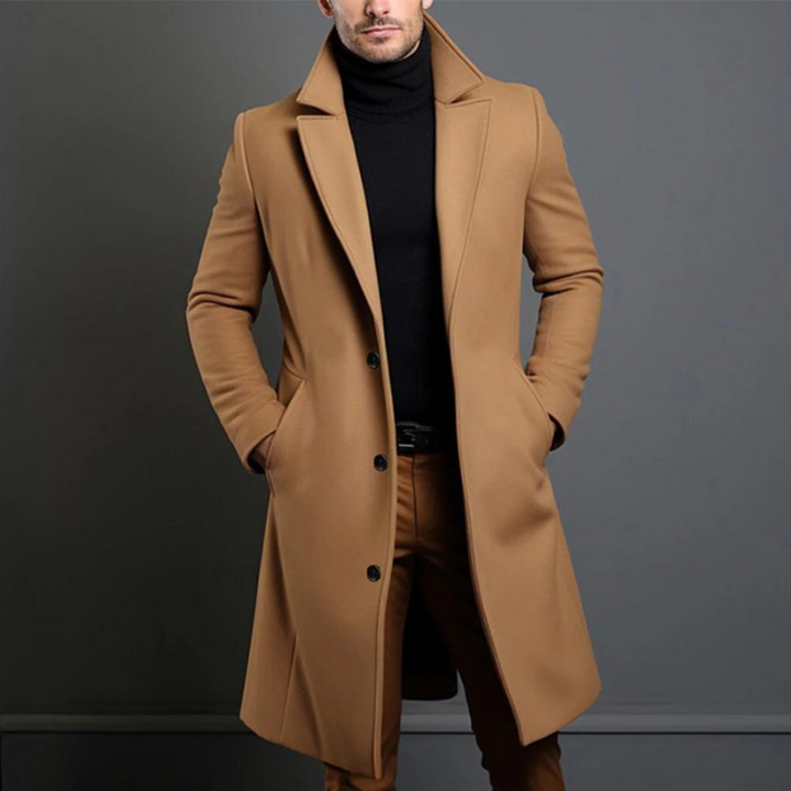 Ten sam model płaszcza w kolorze camel, założony do czarnego golfu, z szerokimi klapami i trzema guzikami z przodu. 2