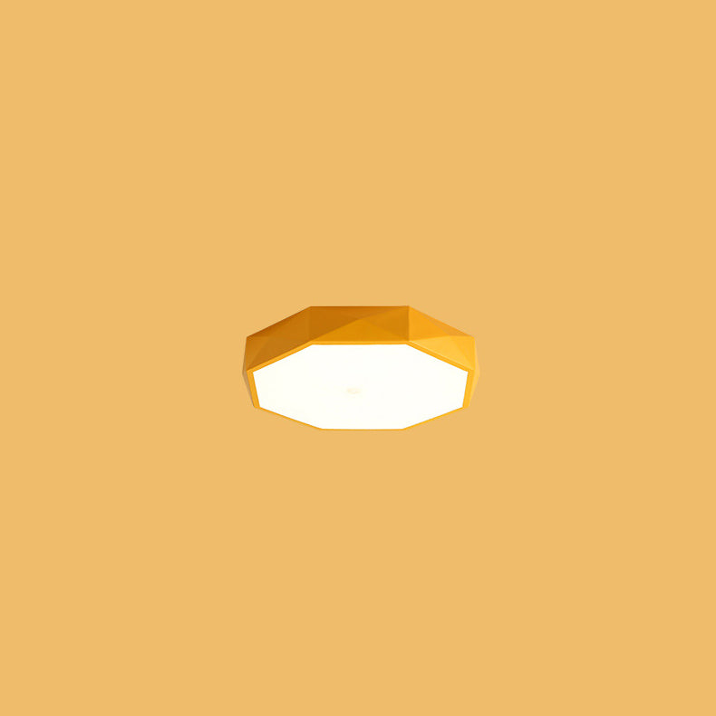 Żółta ośmiokątna lampa sufitowa na żółtym tle, widok z dołu pod kątem 14