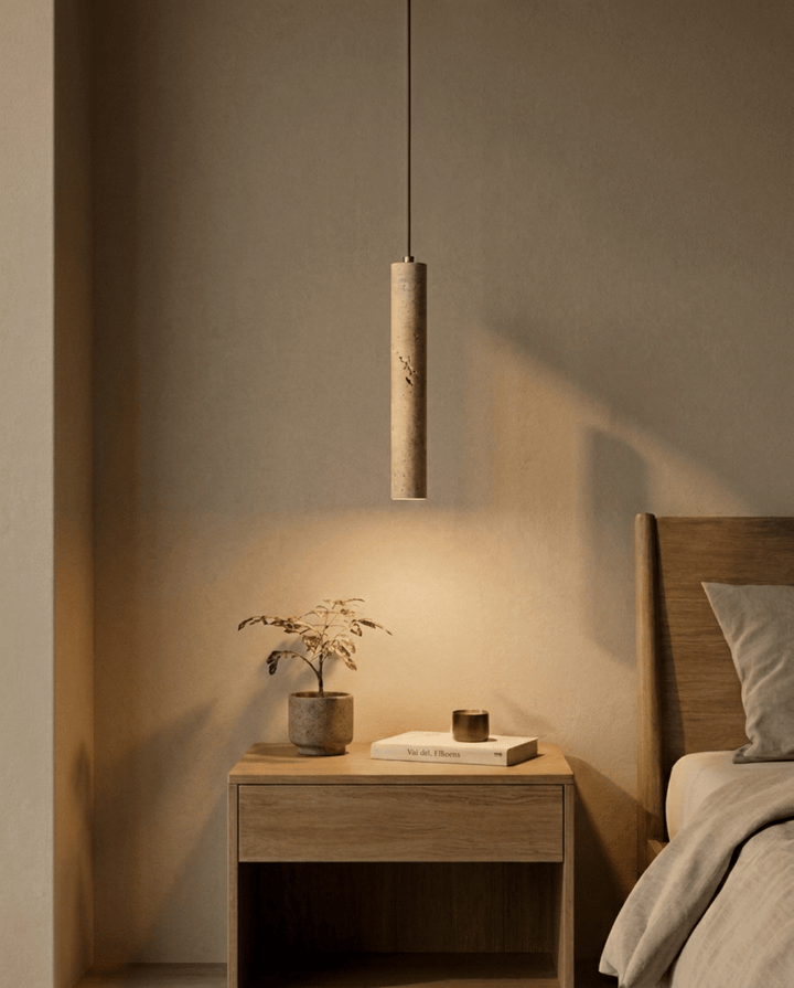 Ta sama lampa zapalona w sypialni wieczorem, ciepłe światło oświetla szafkę nocną i ścianę 2