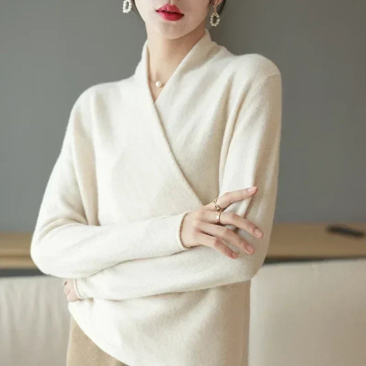 Modelka w kremowym swetrze ze skrzyżowanymi ramionami, widoczny zakładany przód i długi rękaw 6