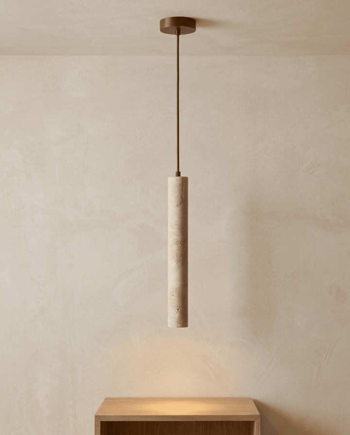 Lampa wisząca z trawertynu na przewodzie z mosiężną rozetą, nad drewnianą półką, światło zapalone 6