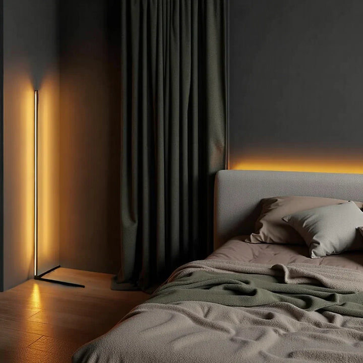 Lampa z pomarańczowym światłem w ciemnej sypialni, obok zielonej zasłony i łóżka z narzutą 9