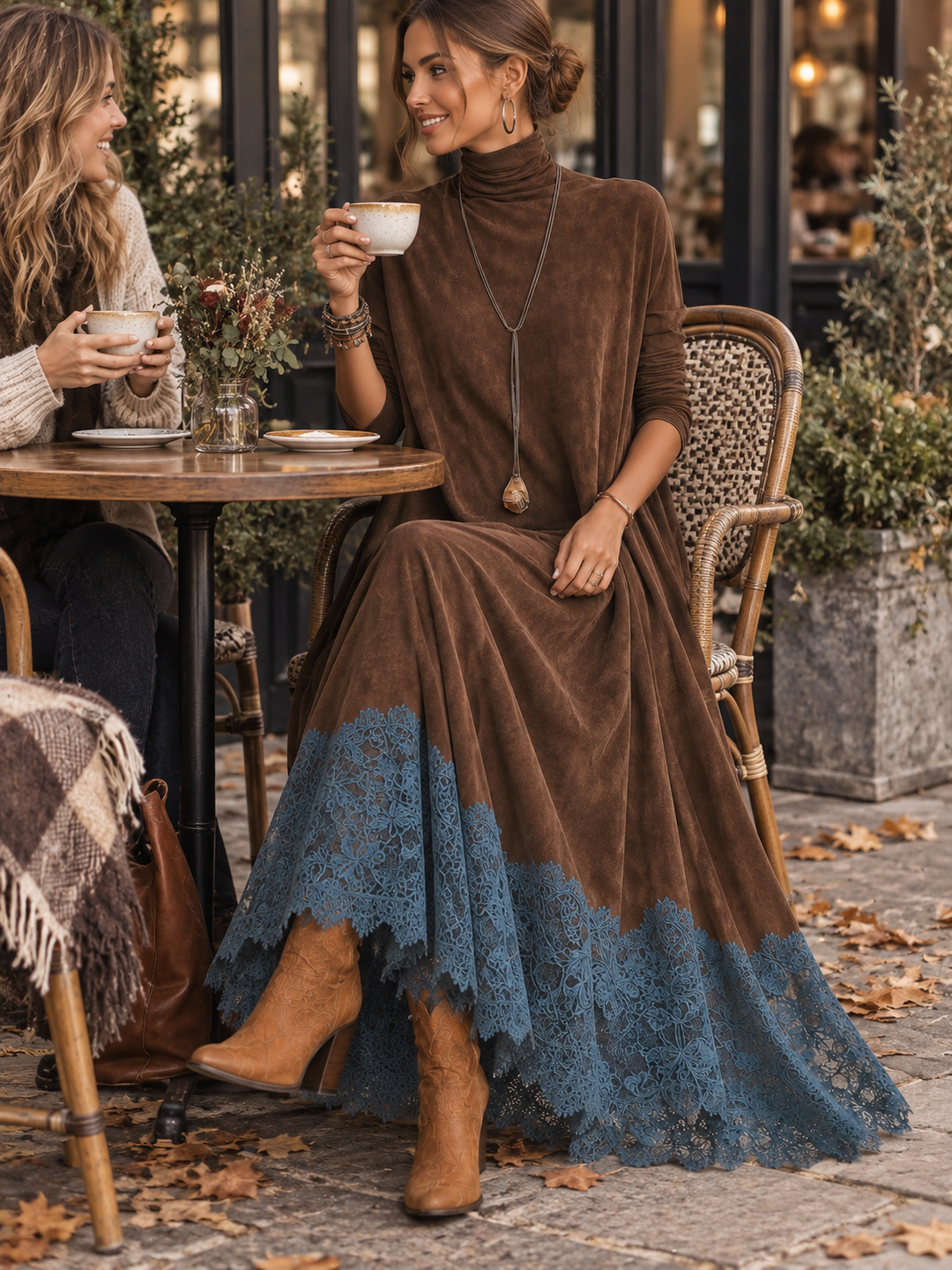 Modelka w brązowej sukience z niebieską koronką siedzi przy stoliku w kawiarni i pije kawę 6