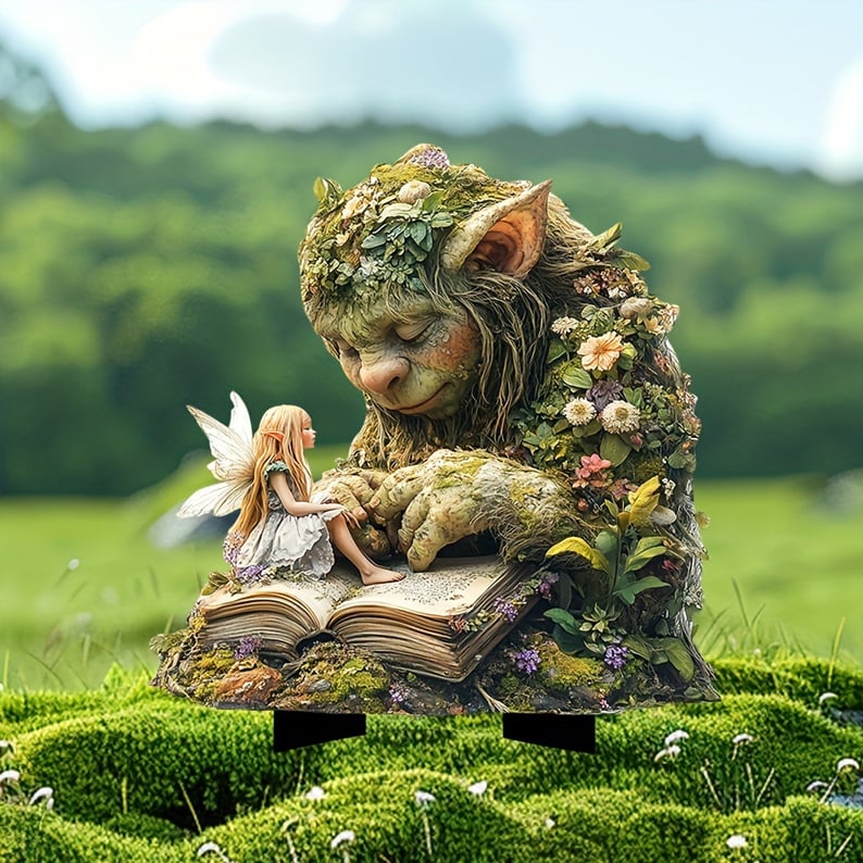 Śpiący, porośnięty mchem i kwiatami troll czyta księgę, na której siedzi mała wróżka, na tle zielonej łąki. 2