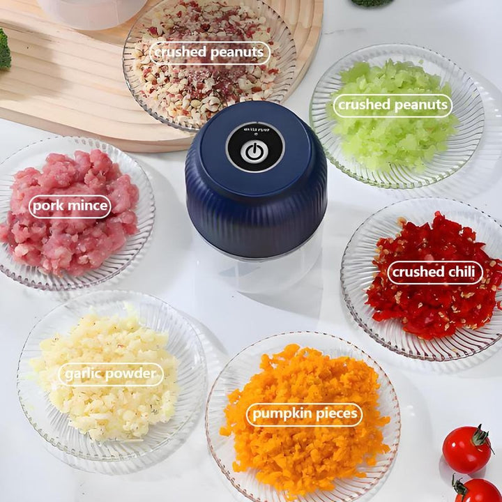 Siekacz na stole otoczony talerzami z różnymi rozdrobnionymi produktami: mięsem, czosnkiem, dynią, chili, orzeszkami i zieleniną. 5