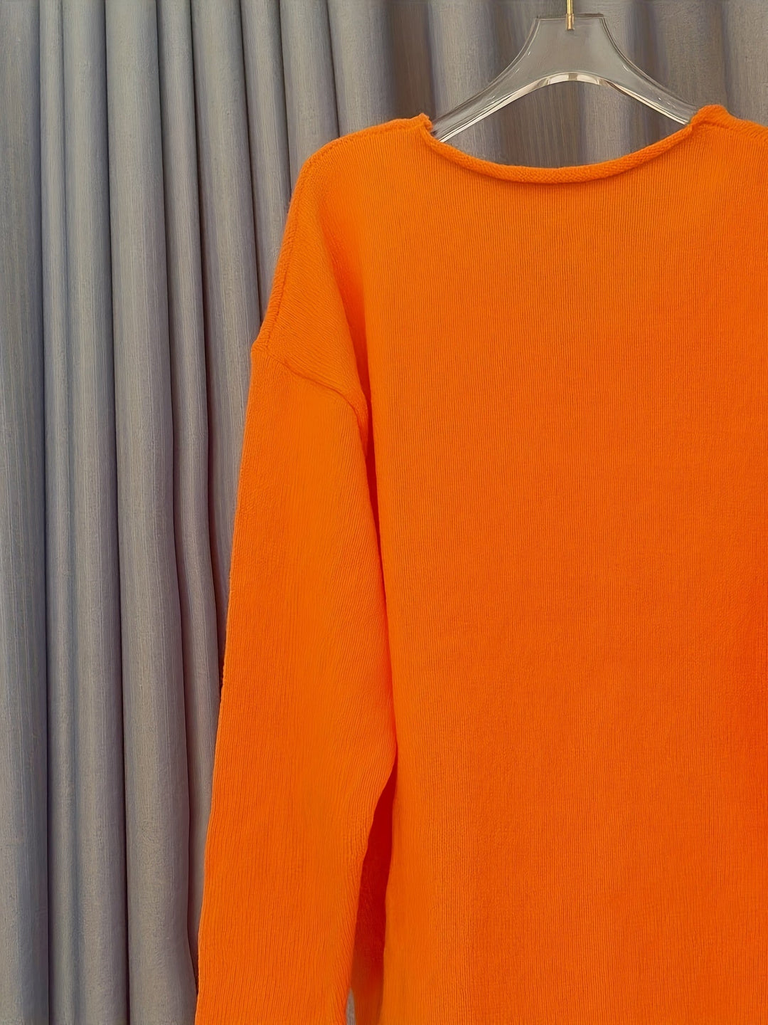 Damski oversize sweter z dekoltem w serek i wzorem – Alenia