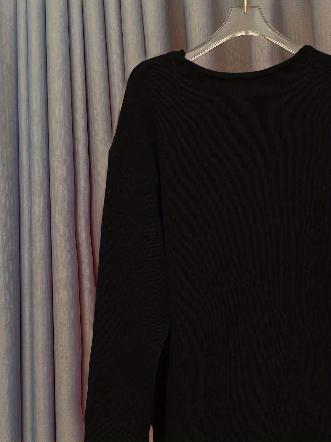 Damski oversize sweter z dekoltem w serek i wzorem – Alenia