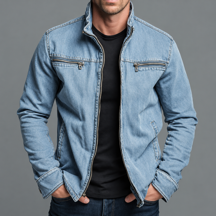 Jasnoniebieska jeansowa wersja kurtki ze stójką, rozpięta na czarnym t-shircie, model z rękami w kieszeniach 7