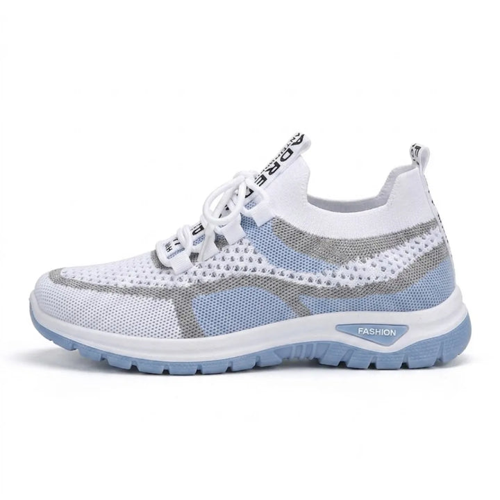 Sneakers z białej siateczki z niebieskimi i szarymi wstawkami oraz niebieską podeszwą, widok z boku. 1
