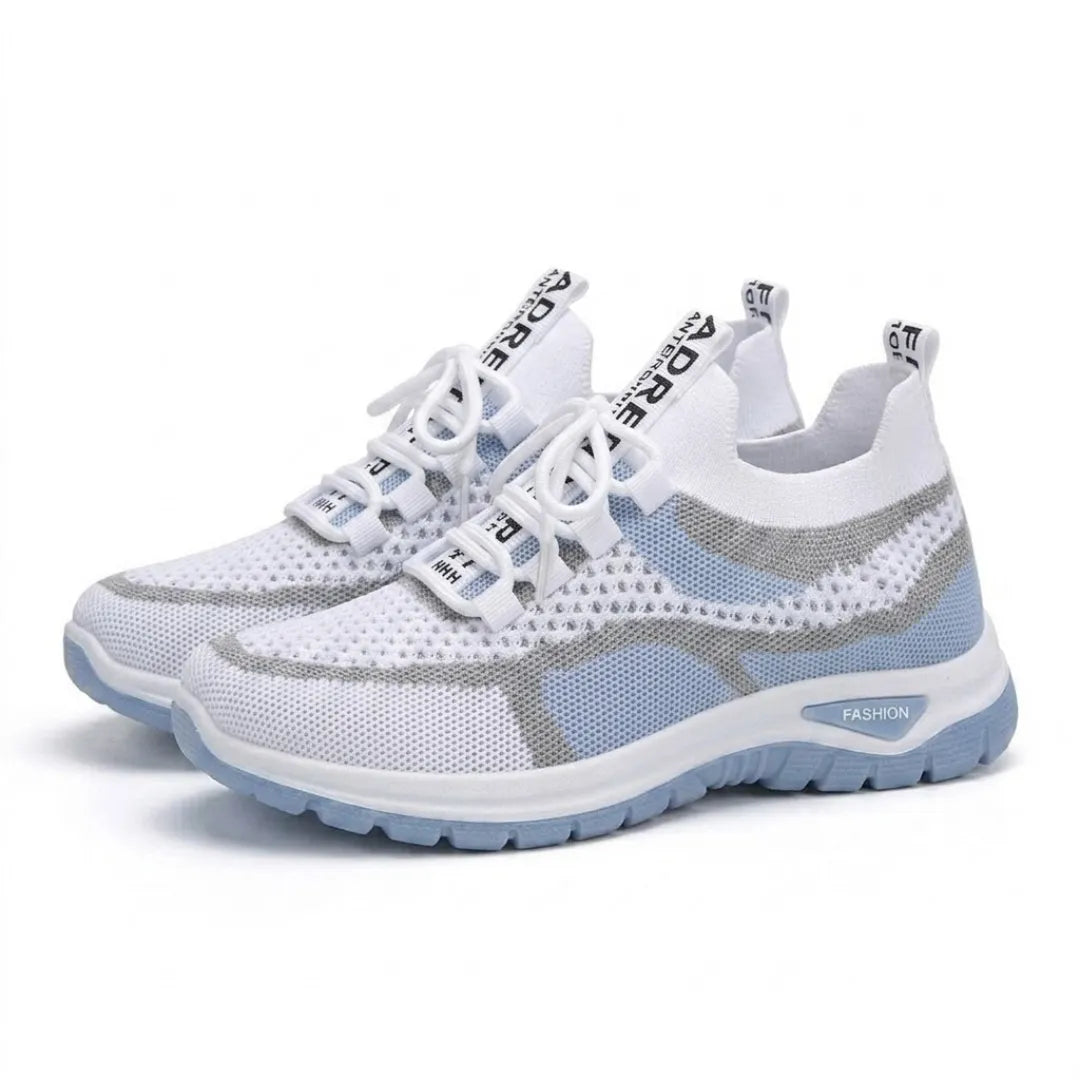 Para białych sneakersów z niebieskimi i szarymi akcentami, ułożona pod kątem na białym tle. 7