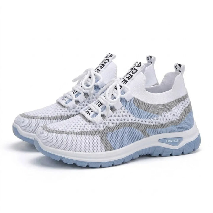 Para białych sneakersów z niebieskimi i szarymi akcentami, ułożona pod kątem na białym tle. 7