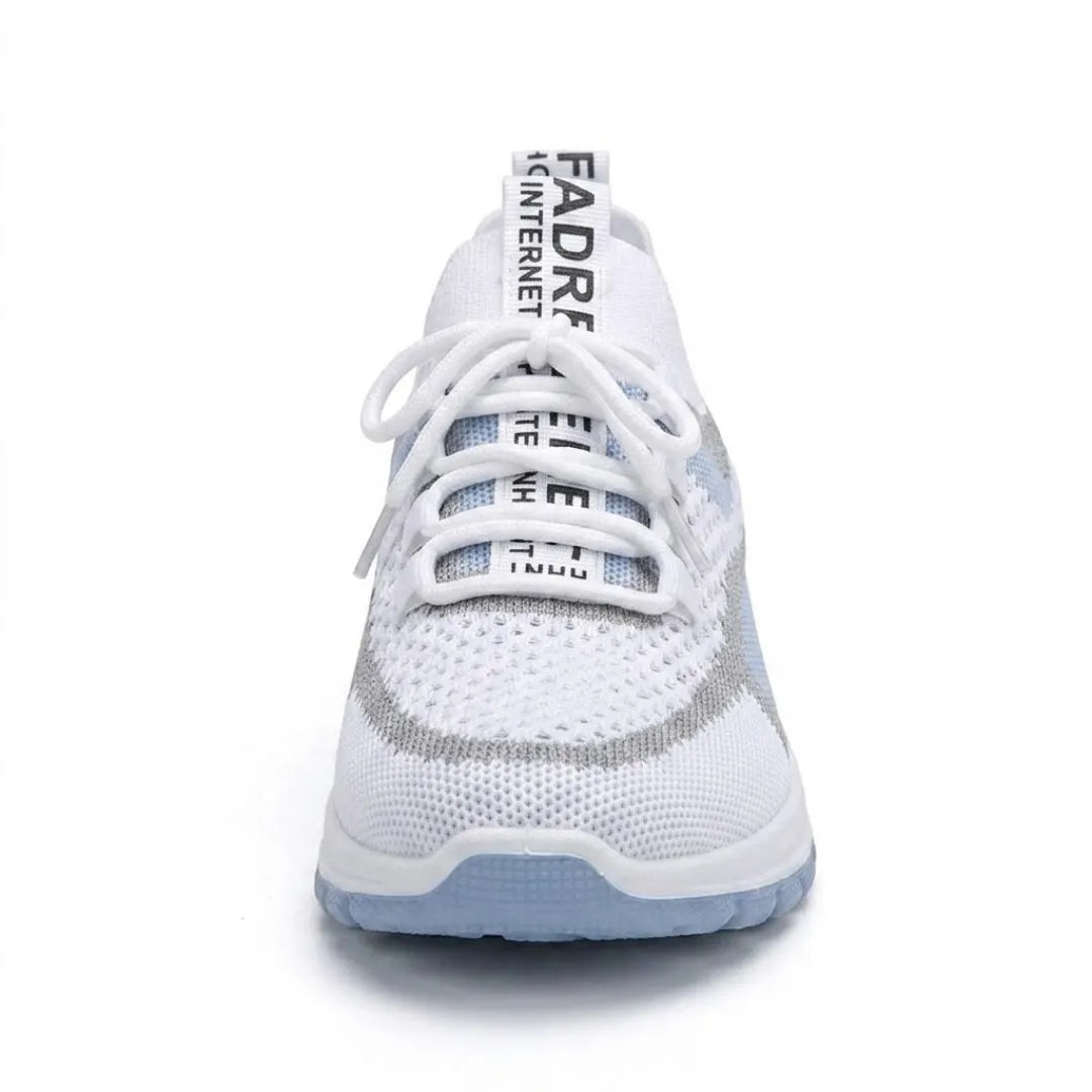 Przód białego sneakersa z siateczki ze sznurowaniem, szarymi i niebieskimi detalami oraz niebieską podeszwą. 8