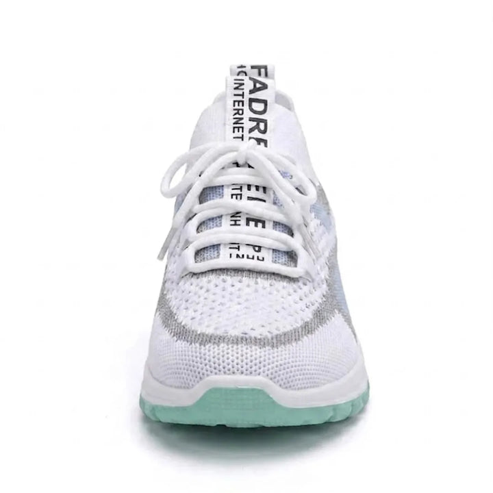 Przód białego sneakersa z siateczki ze sznurowaniem, szarymi detalami i miętowozieloną podeszwą. 17