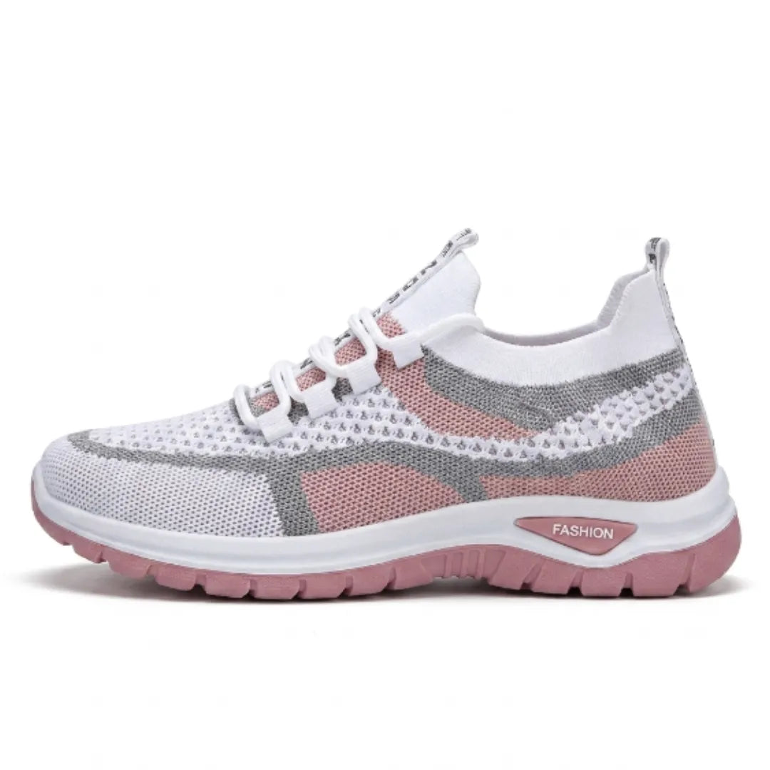 Sneakers z białej siateczki z różowymi i szarymi wstawkami oraz różową podeszwą, widok z boku. 19