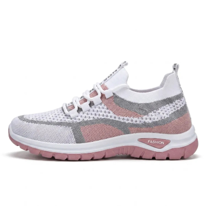Sneakers z białej siateczki z różowymi i szarymi wstawkami oraz różową podeszwą, widok z boku. 19