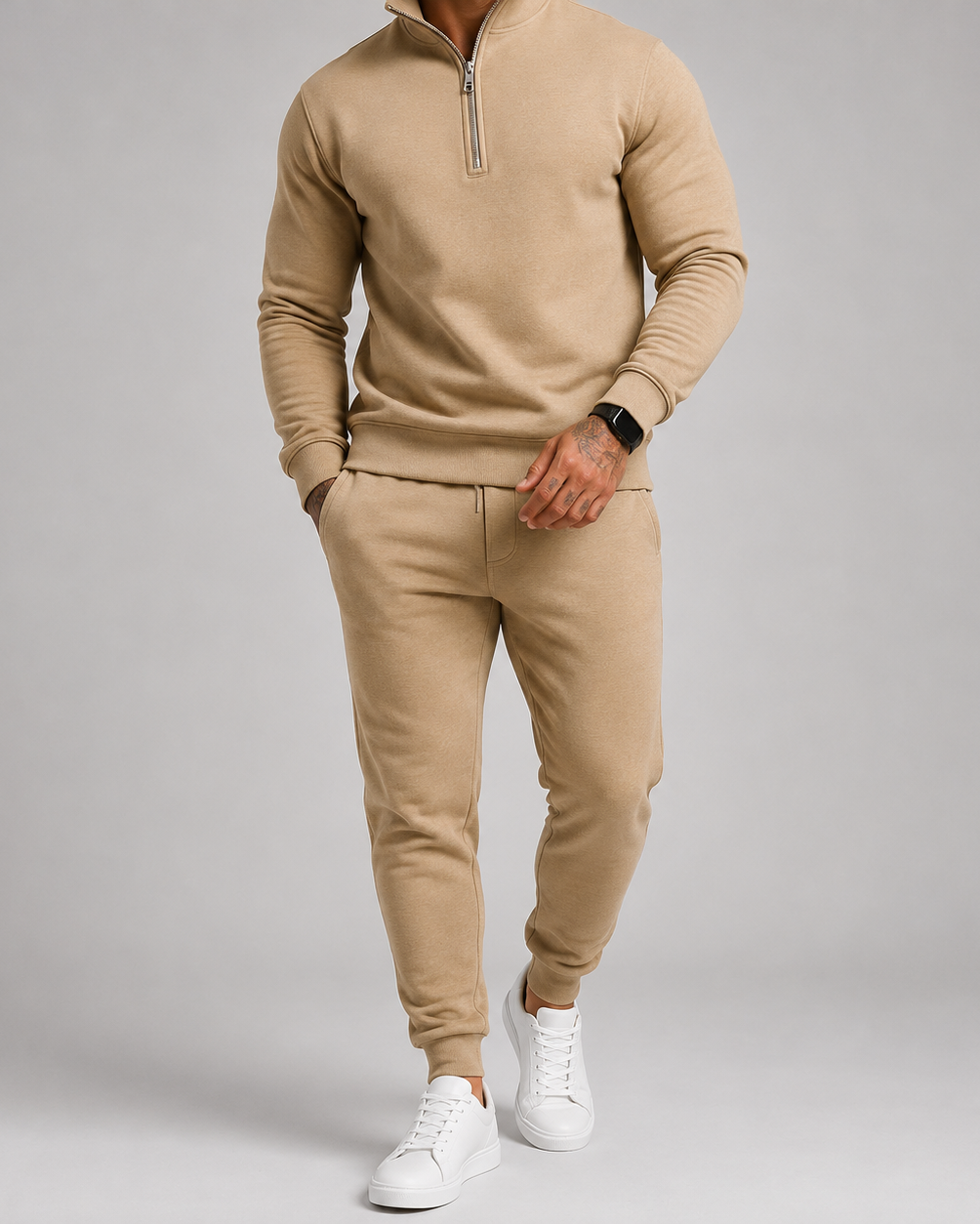 Beżowy komplet dresowy na modelu z zegarkiem na nadgarstku, bluza z półzamkiem i zwężane spodnie 5