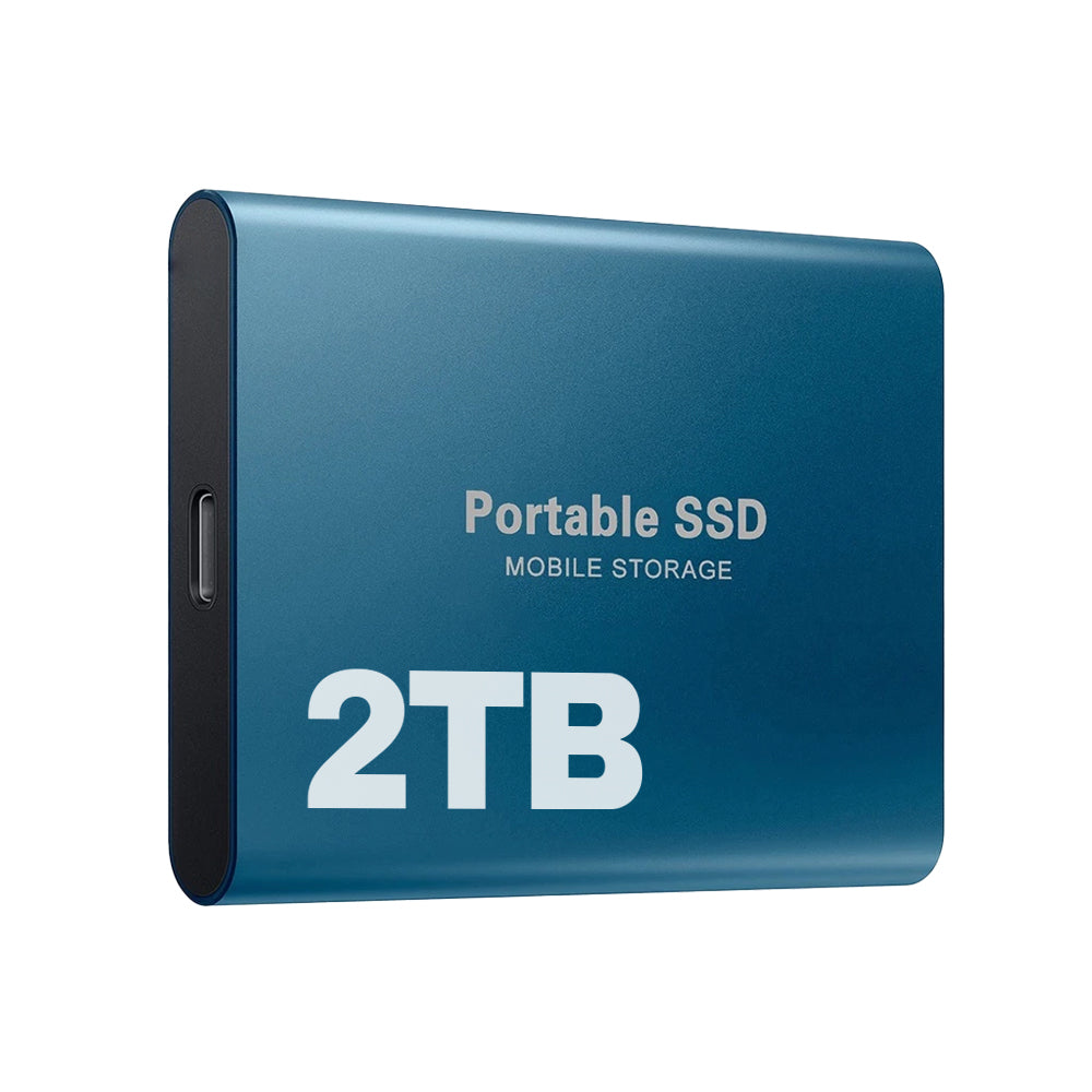 Niebieski płaski dysk SSD widziany pod kątem, z portem USB-C z boku, na białym tle 3