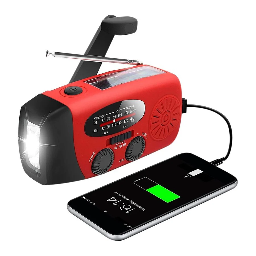 Czerwone radio z włączoną latarką, rozłożoną anteną i korbką, ładujące telefon kablem USB 1