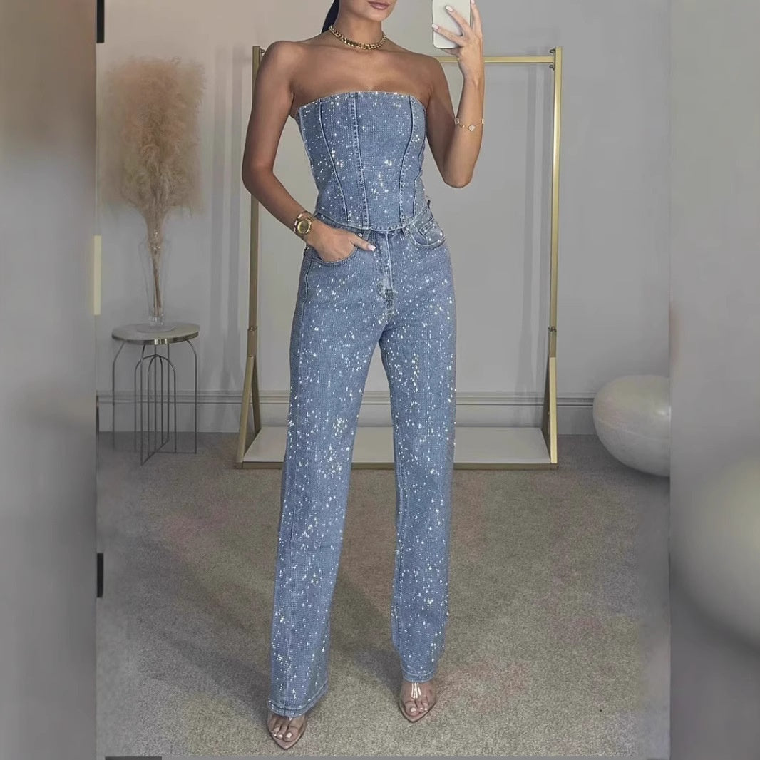 Modelka w niebieskim brokatowym zestawie z topem bandeau i prostymi spodniami, selfie w lustrze w pokoju ze stojakiem 3