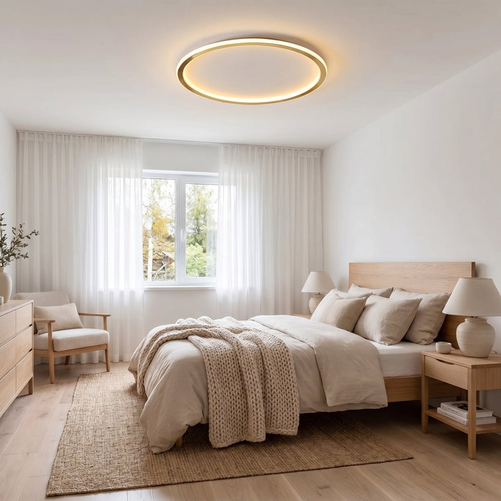 Lampa pierścieniowa na suficie jasnej sypialni z drewnianym łóżkiem, szafkami nocnymi i dzianinowym kocem 5