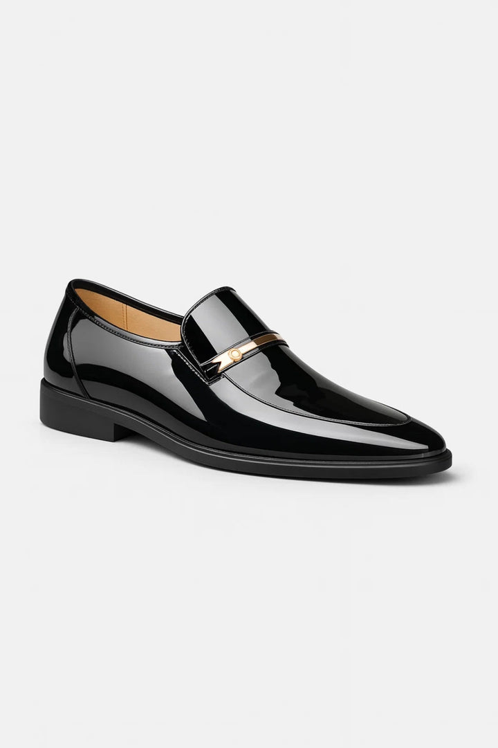 Czarny lakierowany mokasyn ustawiony ukośnie, z błyszczącym złotym metalowym paskiem na przodzie i czarną podeszwą 1