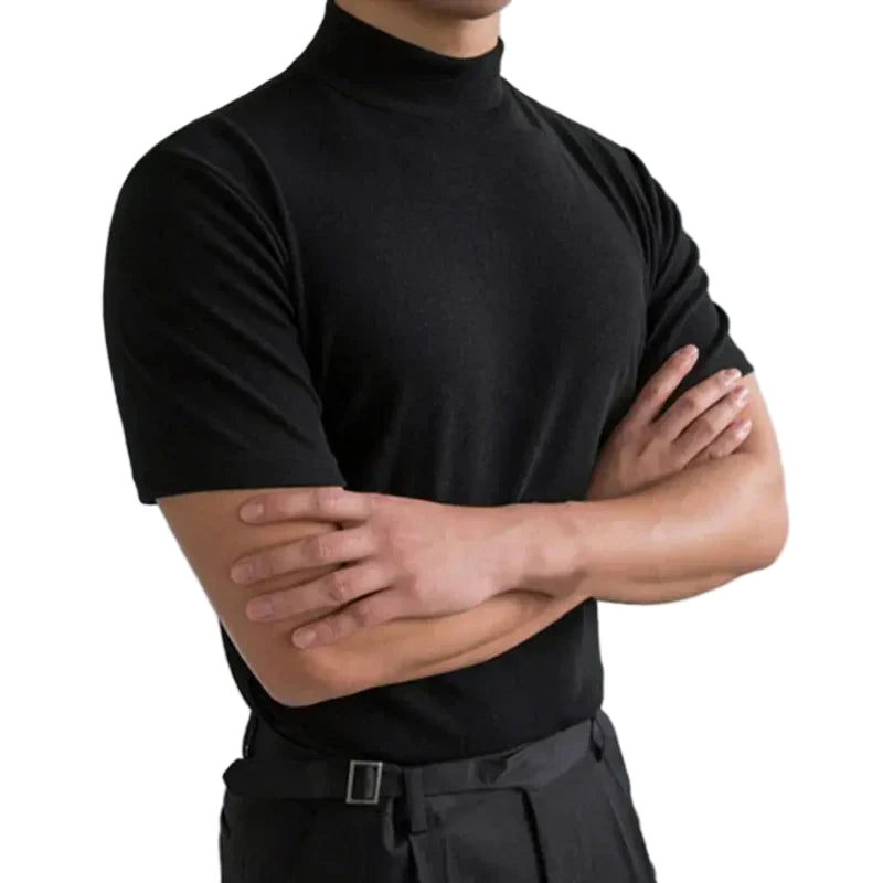Czarny t-shirt z półgolfem na modelu ze skrzyżowanymi rękami, widoczny z przodu na białym tle, dopasowany krój. 1