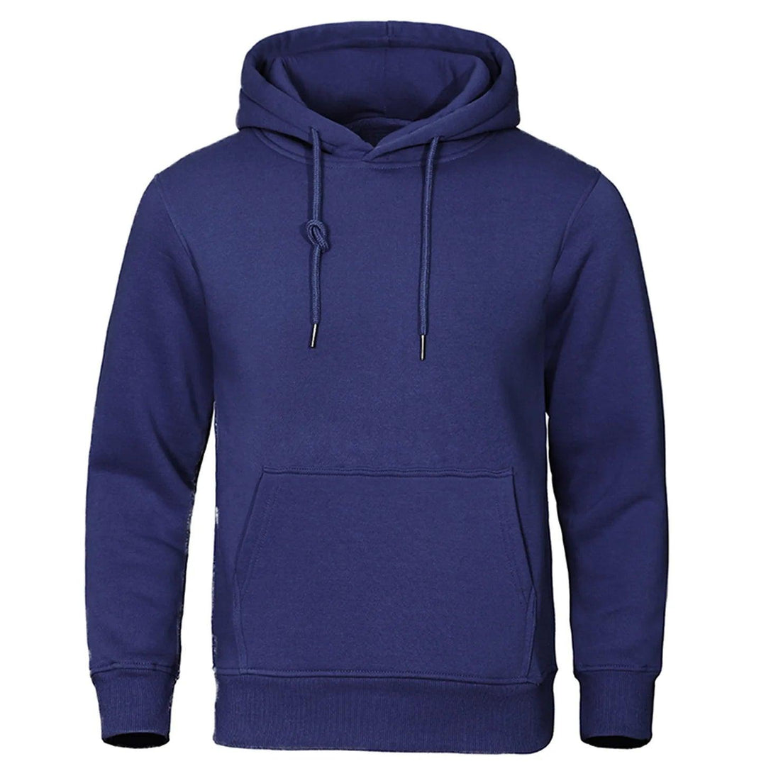 Bluza z kapturem w kolorze granatowym, widok z przodu, z kieszenią kangurką i zawiązanym sznurkiem przy kapturze 12