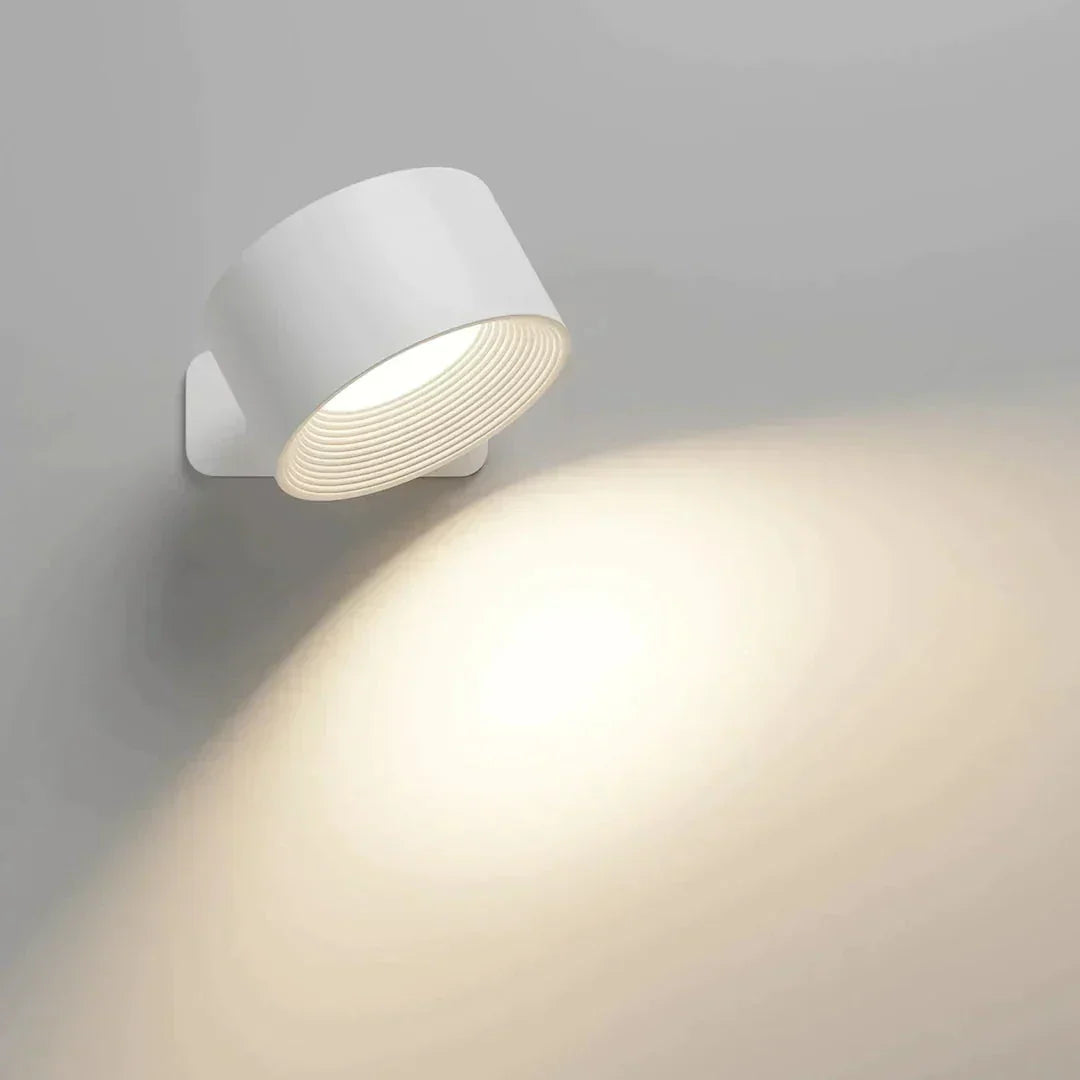 Biała lampa z obrotową głowicą na ścianie, jasna smuga światła skierowana ukośnie w dół 8