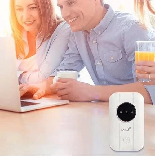 Uśmiechnięta kobieta i mężczyzna wspólnie patrzą w laptopa przy stole, na którym stoi biały router 4