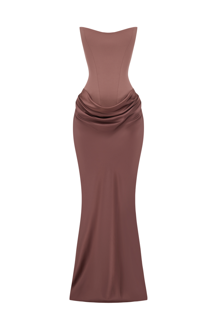 Brązowa sukienka maxi z gorsetem i drapowaną satynową spódnicą, ujęcie z przodu na białym tle 41