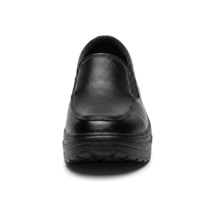 Czarny but widziany od frontu, widoczny szeroki nosek i gruba falista podeszwa 8