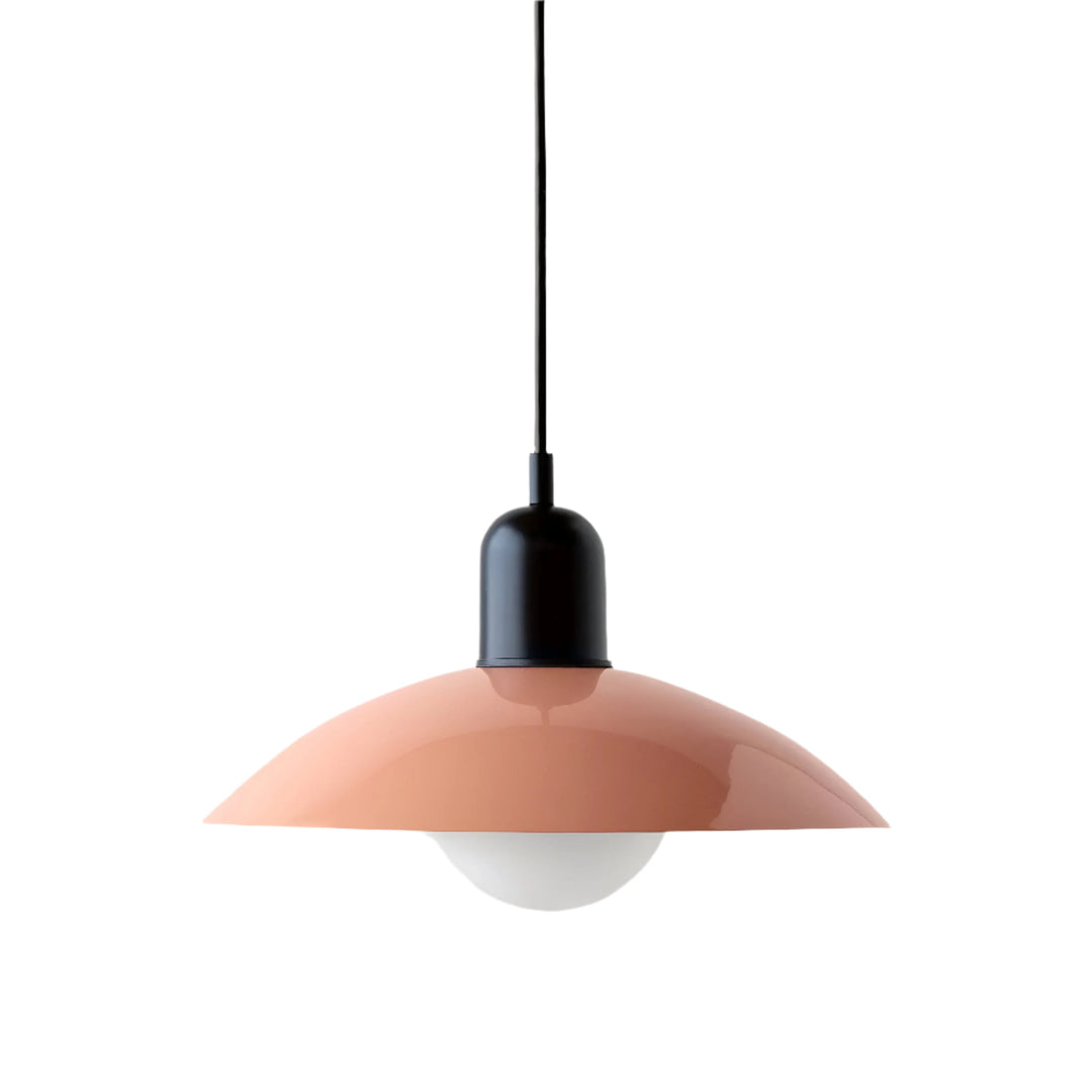 Lampa wisząca z łososiowo-różowym kloszem, czarną kopułą oprawy i białą kulą na czarnym przewodzie 26