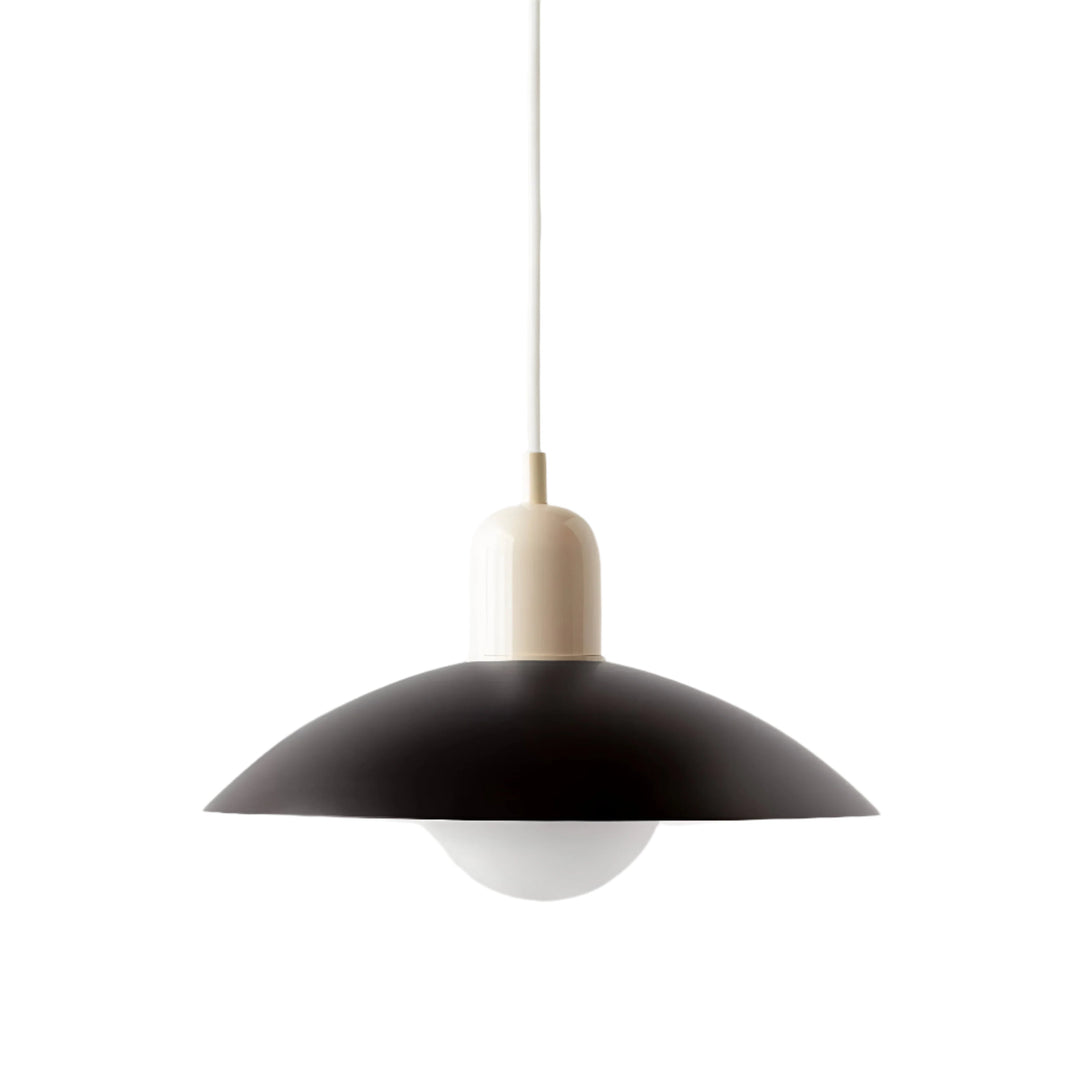 Lampa wisząca z czarnym kloszem, kremową kopułą oprawy, białym przewodem i białą kulą pod spodem 27