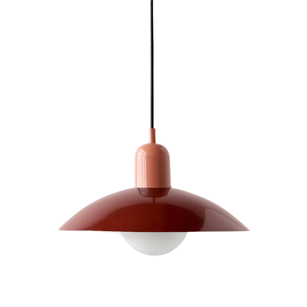 Lampa wisząca z ciemnoczerwonym kloszem, łososiowo-różową kopułą oprawy i białą kulą na czarnym przewodzie 28