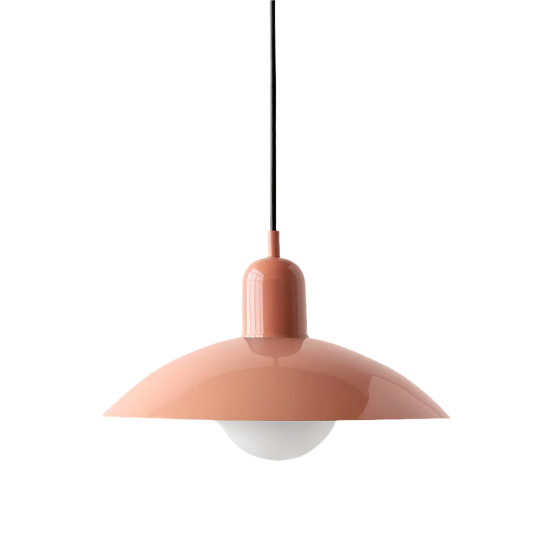 Lampa wisząca w całości w łososiowo-różowym odcieniu, z błyszczącym kloszem, czarnym przewodem i białą kulą 33